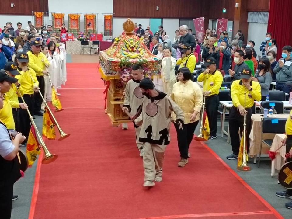 《圖說》法會恭迎寶光宮媽祖鸞轎進場。