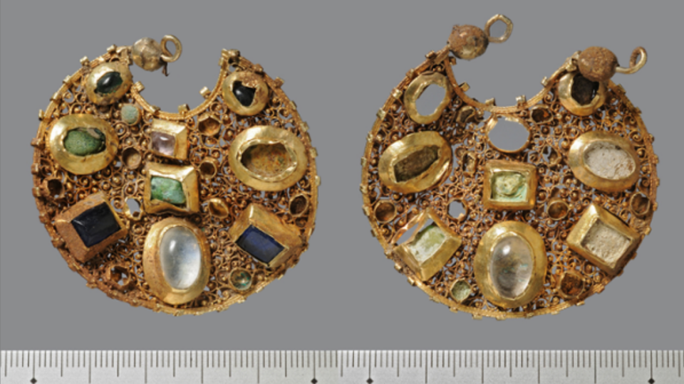 Los aretes de oro encontrados enterrados. Foto de la Oficina Estatal Arqueológica de Schleswig-Holstein.