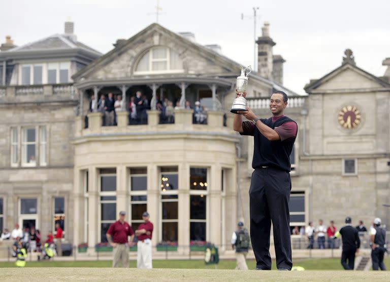 17 de julio de 2005: Tiger Woods sostiene la Claret Jug tras consagrarse en el Open de aquel año; también lo había hecho en ese escenario en 2000