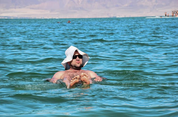 浸泡在死海太久是很危險的！（示意圖／翻攝自pixabay）