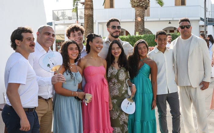 Ronaldo junto a sus hijos y algunos familiares