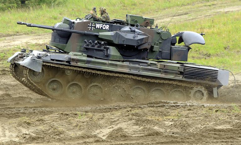 Un tanque antiaéreo Gepard recorre el área de entrenamiento militar en Munster durante el ejercicio de entrenamiento informativo.