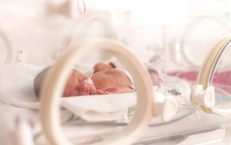Die Stimme der Mutter wirkt sich positiv auf das Neugeborene im Brutkasten aus (Symbolbild: Getty Images)
