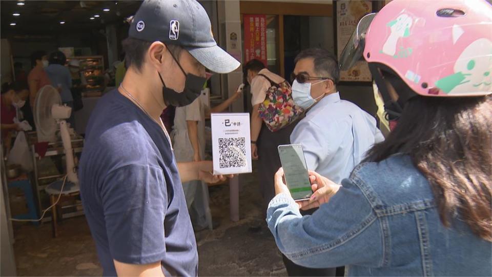 疫情蔓延全國提升「三級警戒」民眾不敢出門　高雄早餐店人潮減