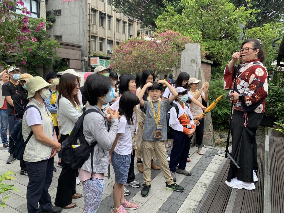 臺北市昇德基金會胡毓雯秘書長帶領聽友們在榕錦時光園區導覽講解