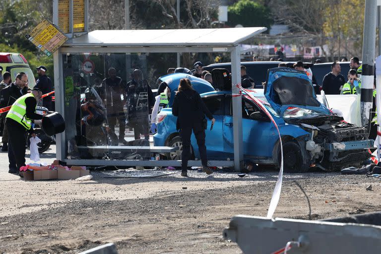 Los equipos de emergencia israelíes se reúnen en el lugar de un ataque de embestida reportado en Jerusalén el 10 de febrero de 2023.