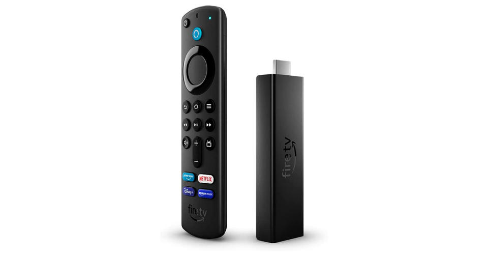 El Fire TV Stick 4K Max junto al mando compatible con Alexa - Imagen: Amazon México
