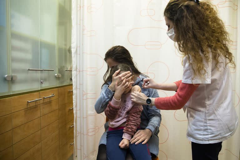 Los expertos aconsejan que los menores de 18 años completen el esquema de vacunación contra el Covid para evitar la propagación del virus
