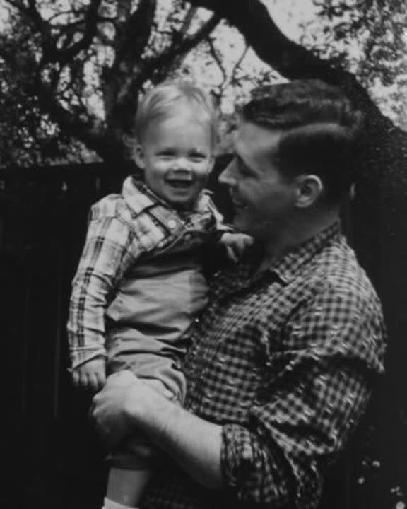 John junto a su padre cuando era niño (Fotos proporcionadas por Donna Meehan Stewart al medio Los Ángeles Times)