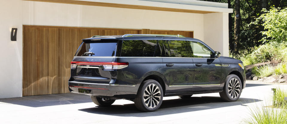 2022 Lincoln Navigator_Flight Blue Reserve_03.jpg