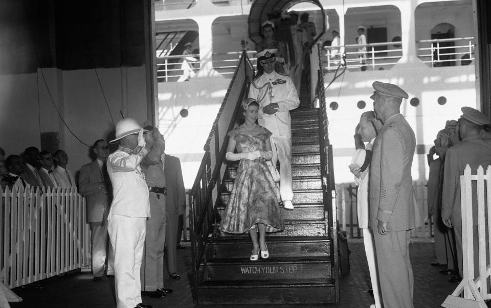 La reina Isabel y el príncipe Felipe llegando a Cristóbal en Panamá - AP