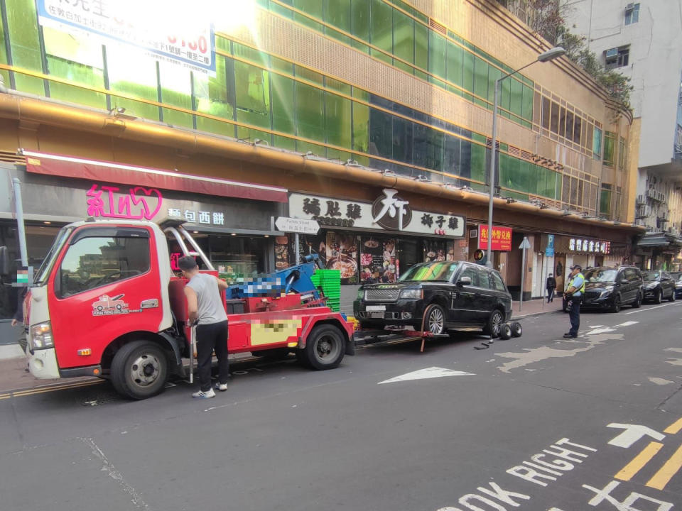 油尖警區聯同西九龍總區交通部昨日展開打擊違例泊車黑點行動。（警方提供）