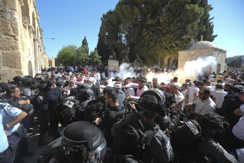 Israeli police clashes with Palestinian worshippers at al-Aqsa mosque compound in Jerusalem, Sunday, Aug 11, 2019. Clashes have erupted between Muslim worshippers and Israeli police at a major Jerusalem holy site during prayers marking the Islamic holiday of Eid al-Adha. (AP Photo/Mahmoud Illean)