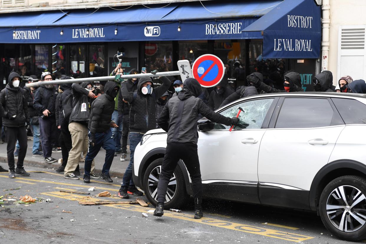 Un homme d’une quarantaine d’années, filmé en train de dégrader une voiture de SOS Médecins lors de la manifestation contre la réforme des retraites, mardi 7 mars à Paris, a été condamné ce vendredi 11 mars à deux ans de prison, dont un an avec sursis, et interdiction de venir dans la capitale durant deux ans.