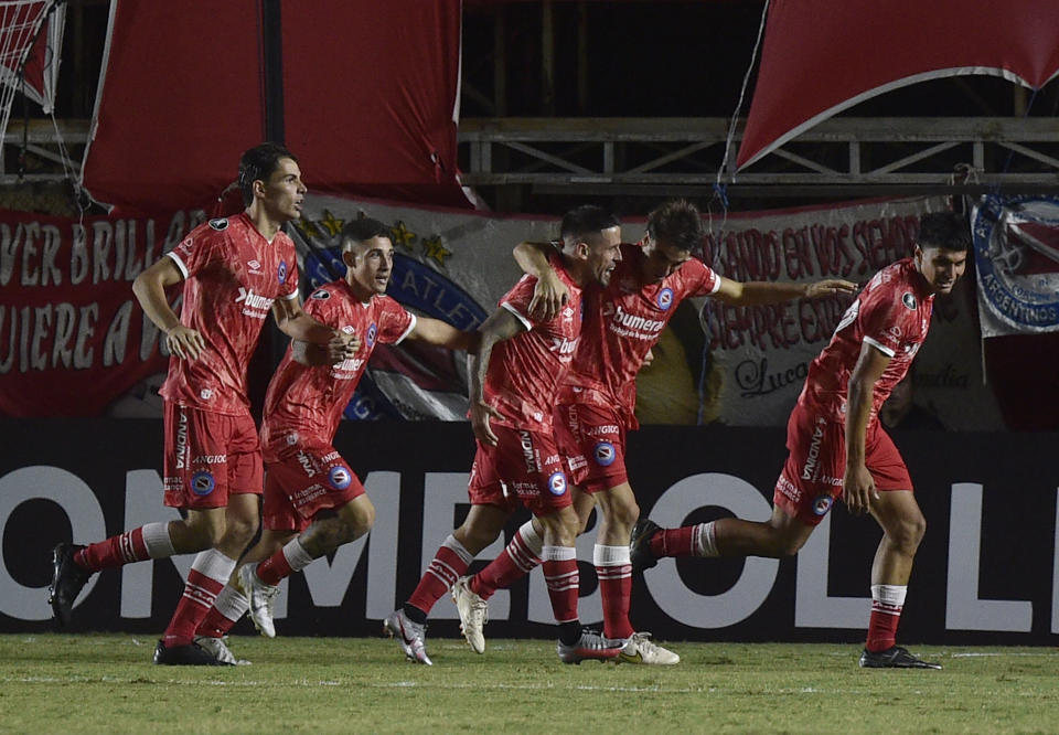 Los jugadores de Argentinos Juniors festejan un tanto de Javier Cabrera ante Independiente del Valle de Ecuador en la Copa Libertadores, el martes 4 de abril de 2023 (AP Foto/Gustavo Garello)