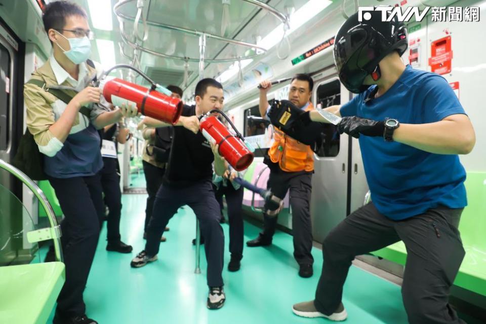 台中捷運演練歹徒以刀具攻擊其他旅客，車上乘客合力制伏。（圖／中捷公司）