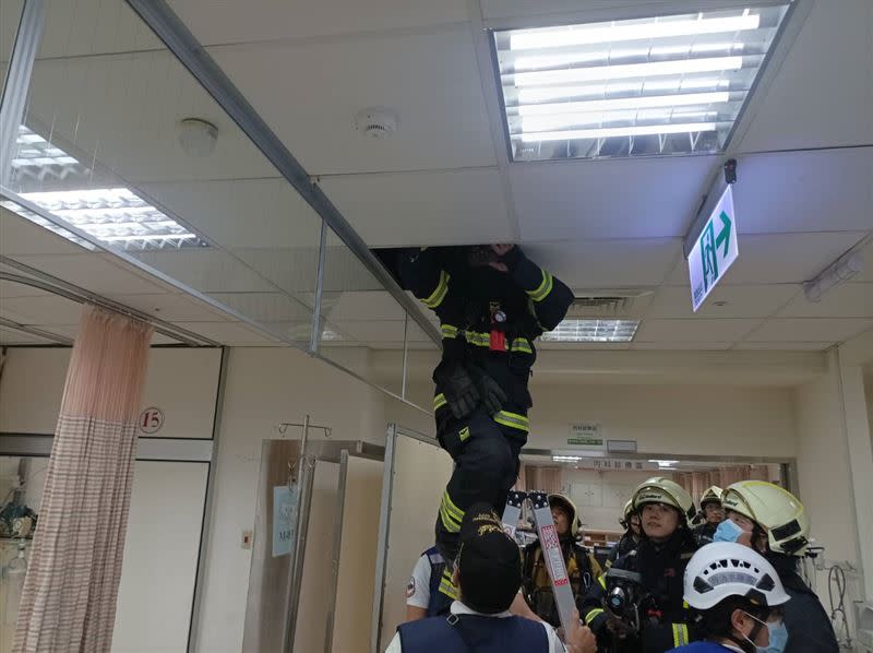 高醫下午驚傳火警，「天花板冒白煙」院方急疏散病患。（圖／消防局提供）