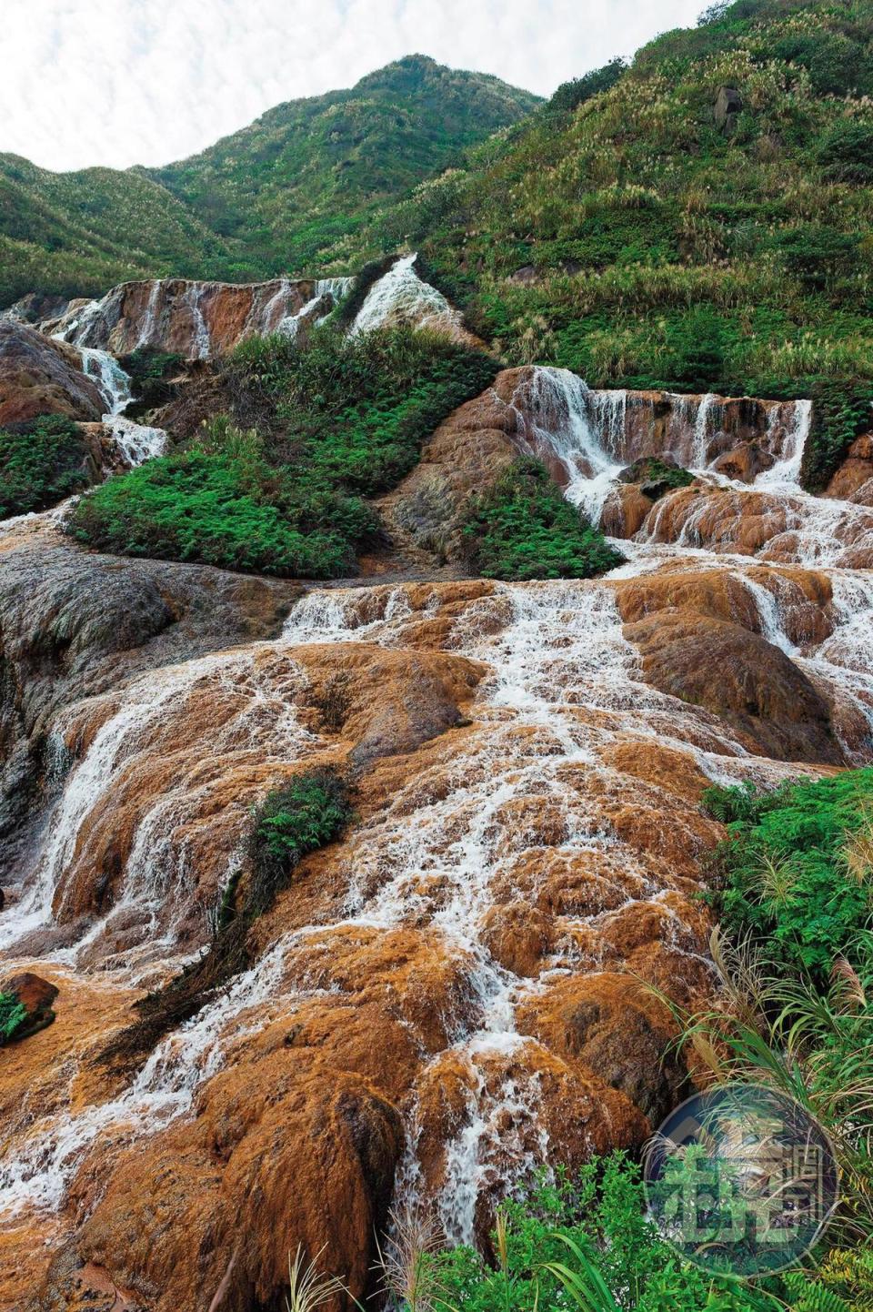「黃金瀑布」因特殊地質景觀，擁有獨特的美感。