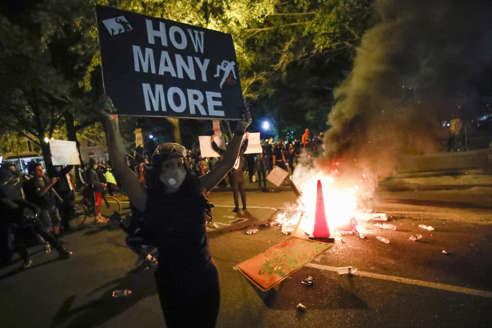 Manifestantes protestan en Washington el domingo 31 de mayo de 2020, cerca de la Casa Blanca, por la muerte de George Floyd, quien falleció a manos de la policía en Minnesota. El letrero dice: "¿Cuántos más?" (AP Foto/Alex Brandon)