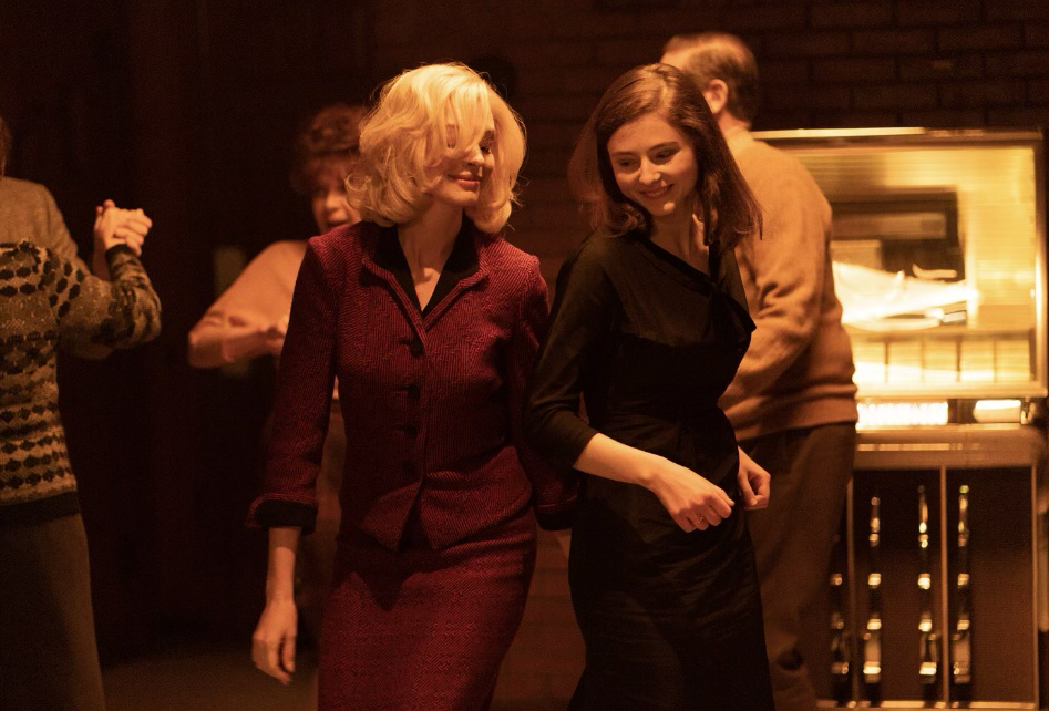 Anne Hathaway & Thomasin McKenzie in Eileen. 