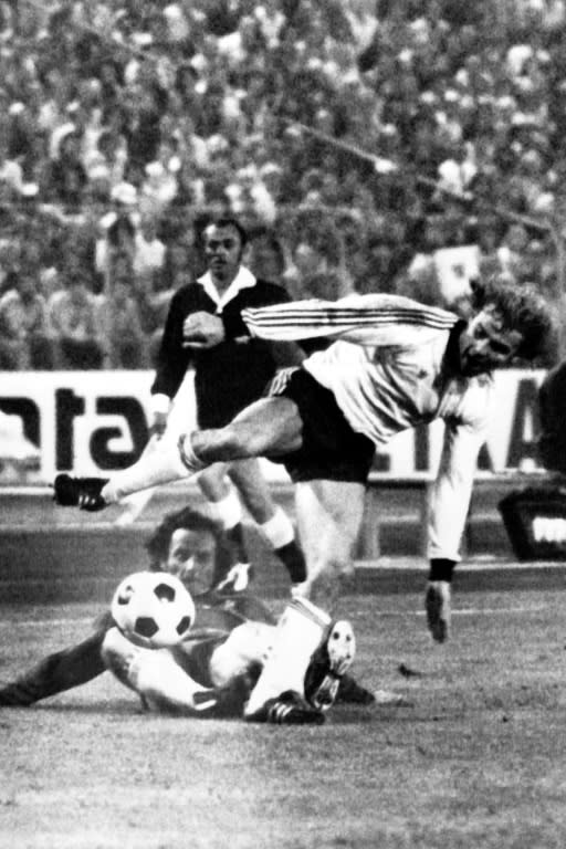 Los futbolistas del Mónaco Georges Prost (izq.) y del Eintracht Bernd Hölzenbein se disputan el balón en un partido de la Copa de Campeones de Europa jugado el 17 de septiembre de 1974 en la ciudad alemana de Fráncfort (-)