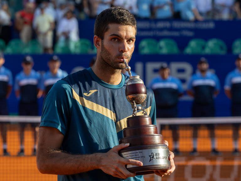 El campeón con el trofeo: Facundo Díaz Acosta, de 23 años, dio la gran sorpresa de la 24a edición del ATP de Buenos Aires conquistando el título