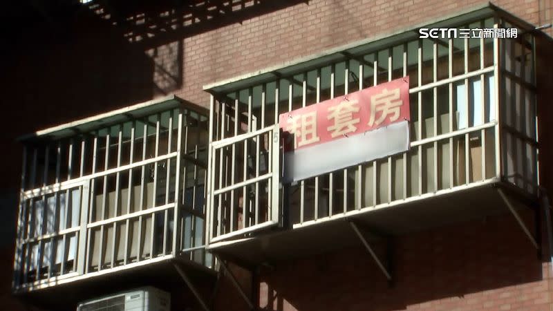 窗外還掛著「租套房」看板。