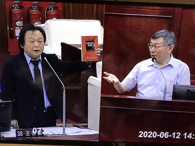 圖為台北市議員王世堅(左)在總質詢上送一本書給台北市長柯文哲(右)。（中時資料照）