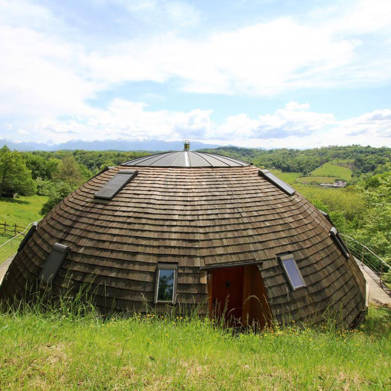 <p>Cette drôle de maison toute ronde en plein cœur du Jurançon possède une ossature en bois pour une expérience au plus près de la nature ! Elle permet d’admirer les arbres et les Pyrénées, tout en offrant le confort moderne (Internet, cuisine équipée, douche à jets…).</p> <p><strong>Gite classé 2 épis par Gîtes de France</strong><br> Tarif : à partir de 450 € la semaine (base 2 personnes)<br> Capacité : 6 personnes (3 chambres)</p> <p><a href="https://www.gites-de-france.com/fr/nouvelle-aquitaine/pyrenees-atlantiques/dome-de-carpe-diem-64g121164?travelers=2" rel="nofollow noopener" target="_blank" data-ylk="slk:Réserver le gite du Dome de Carpe Diem à Jurançon (Pyrénées-Atlantiques);elm:context_link;itc:0;sec:content-canvas" class="link ">Réserver le gite du Dome de Carpe Diem à Jurançon (Pyrénées-Atlantiques)</a></p> 