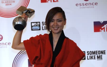 Best Worldwide Act award winner, Singer BiBi Zhou, poses during the 2014 MTV Europe Music Awards at the SSE Hydro Arena in Glasgow, Scotland, November 9, 2014. REUTERS/Russell Cheyne