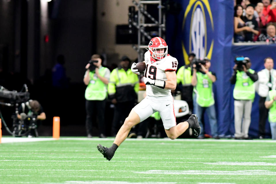 ATLANTA, GA - DECEMBER 2: Brock Bowers #19 runs after making a catch during a game between University of Georgia and University of Alabama at Mercedes Benz Stadium on December 2, 2023 in Atlanta, Georgia. (Photo by Perry McIntyre/ISI Photos/Getty Images)