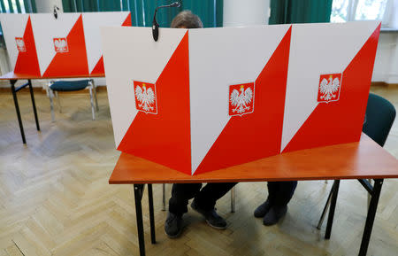 People attend the Polish regional elections, at a polling station in Warsaw, Poland, October 21, 2018. REUTERS/Kacper Pempel