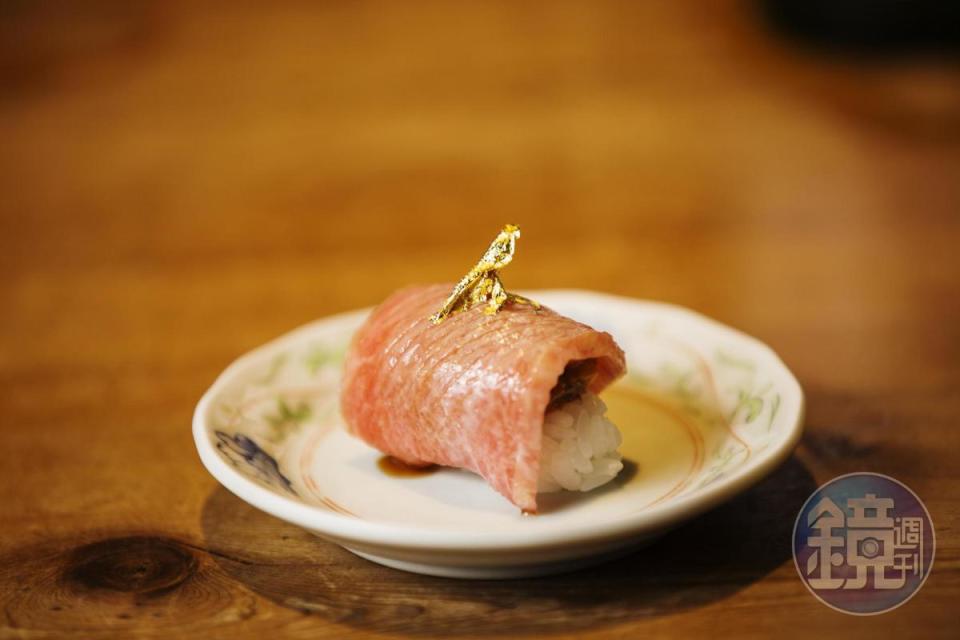 金箔黑鮪魚大腹佐紫海膽握壽司，腹內肉特有的濃厚脂肪與海膽鮮香，是季節限定的奢侈享受。