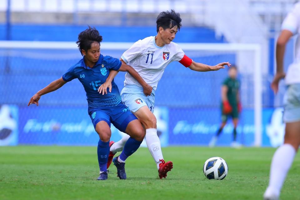 中華隊賴麗琴與泰國球員爭搶。足協提供