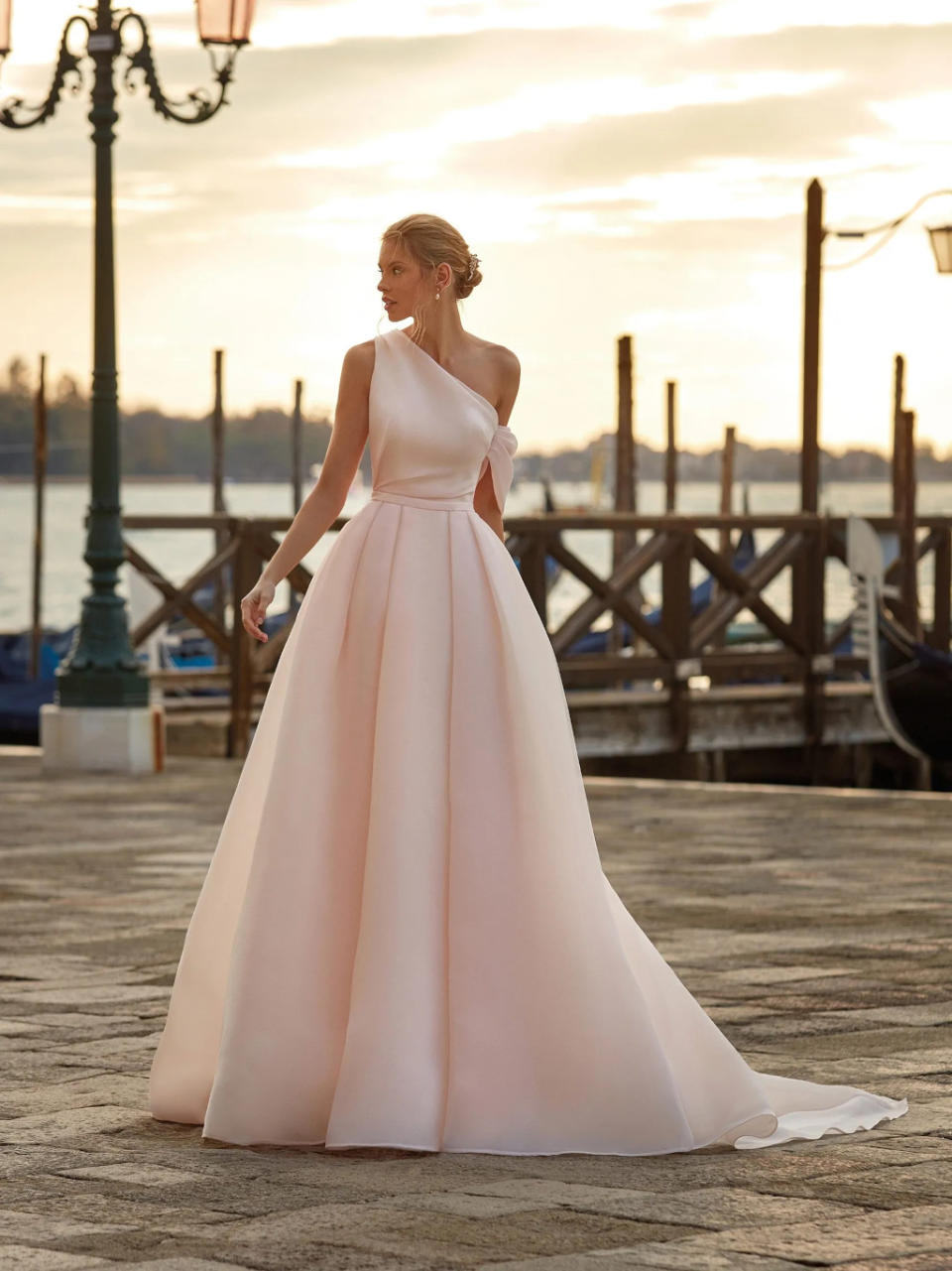 Robe de mariée princesse rose pâle Nicole Milano