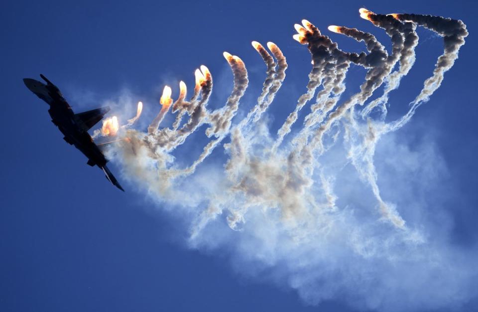 Ein SU-35S-Kampfjet der russischen Luftwaffe führt beim  International Military-Technical Forum am 18. August in Moskau ein Manöver durch. Russland konnte seine Luftüberlegenheit im Ukraine-Krieg bisher nur schlecht nutzen.  - Copyright: Pavel Pavlov/Anadolu Agency via Getty Images