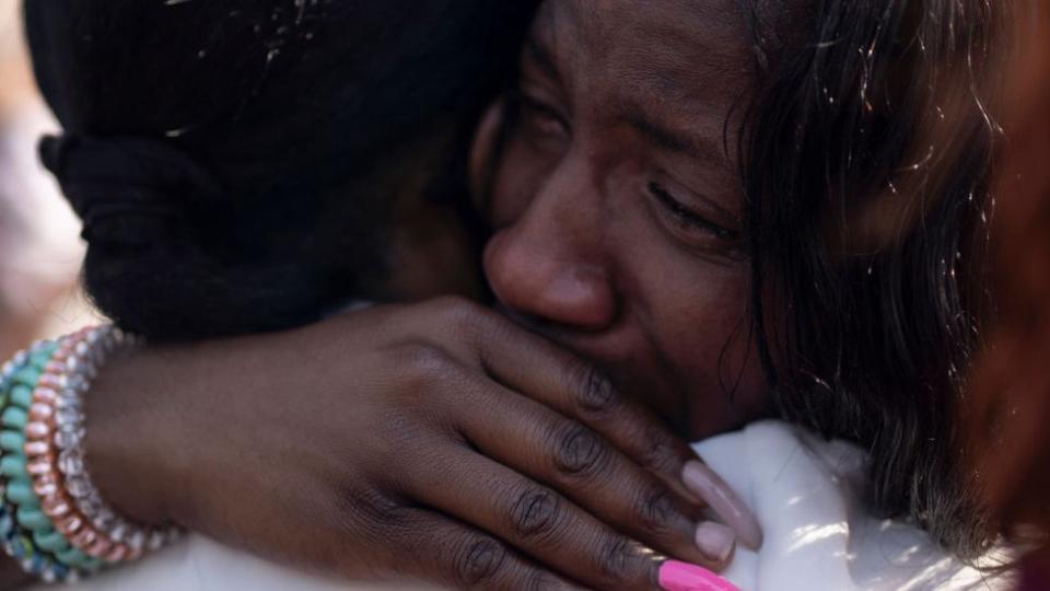 Mujeres llorando en una vigilia tras el tiroteo en Buffalo.