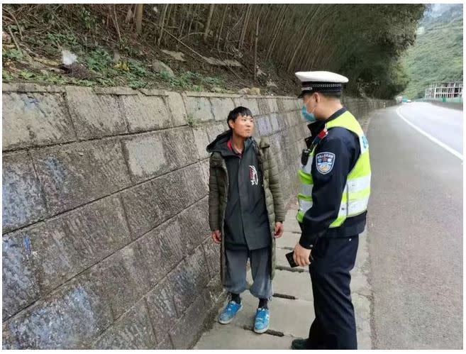 警察發現走在高速公路應急道路的岳姓男子。（圖／翻攝自微博）