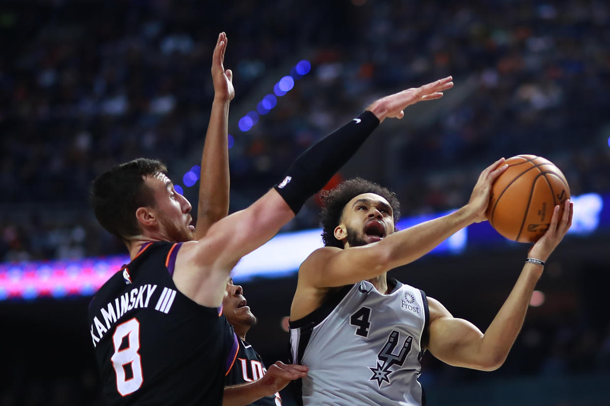 Derrick White #4 de los San Antonio Spurs lanza el balón frente a Frank Kaminsky #8 de los Phoenix Suns durante un partido de la NBA entre San Antonio Spurs y Phoenix Suns en Ciudad de México el 14 de diciembre de 2019. (Foto: Héctor Vivas/Getty Images)