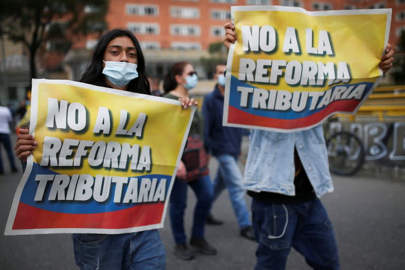 Manifestantes protestan contra un proyecto de reforma tributaria del Gobierno del presidente Iván Duque para aumentar los impuestos, en Bogotá