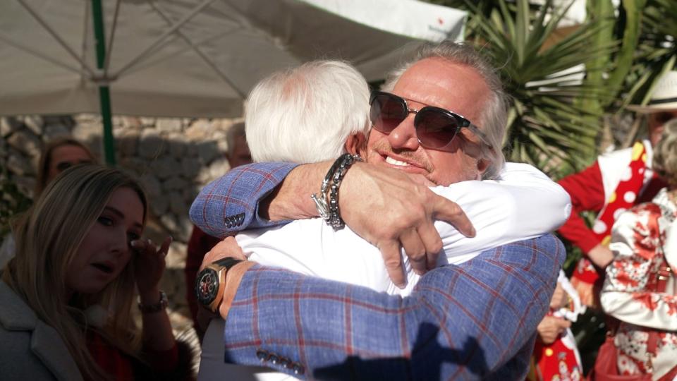 "Ämoschn vom Allerfeinsten": Robert feiert das Wiedersehen mit seinem Papa Reinhold. (Bild: RTLZWEI / Geiss TV)