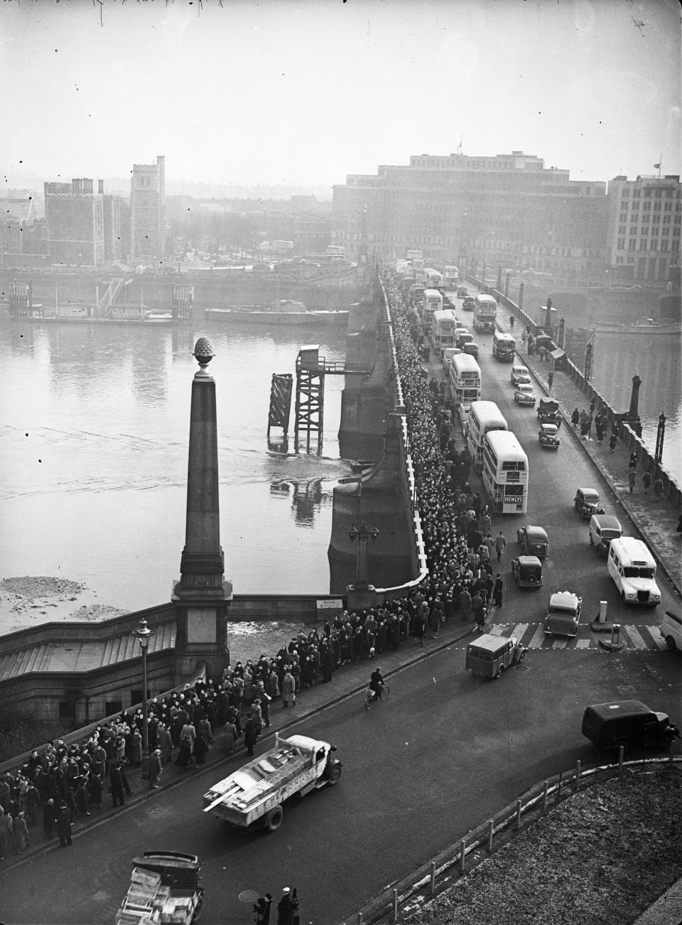 February 1952:  People queuing along Lambeth Bridge to pay their last respects to King George VI, who is lying in state at Westminster Hall. The line stretched along Albert Embankment to Westminster Bridge where it turned back on itself.  (Photo by Evening Standard/Getty Images)