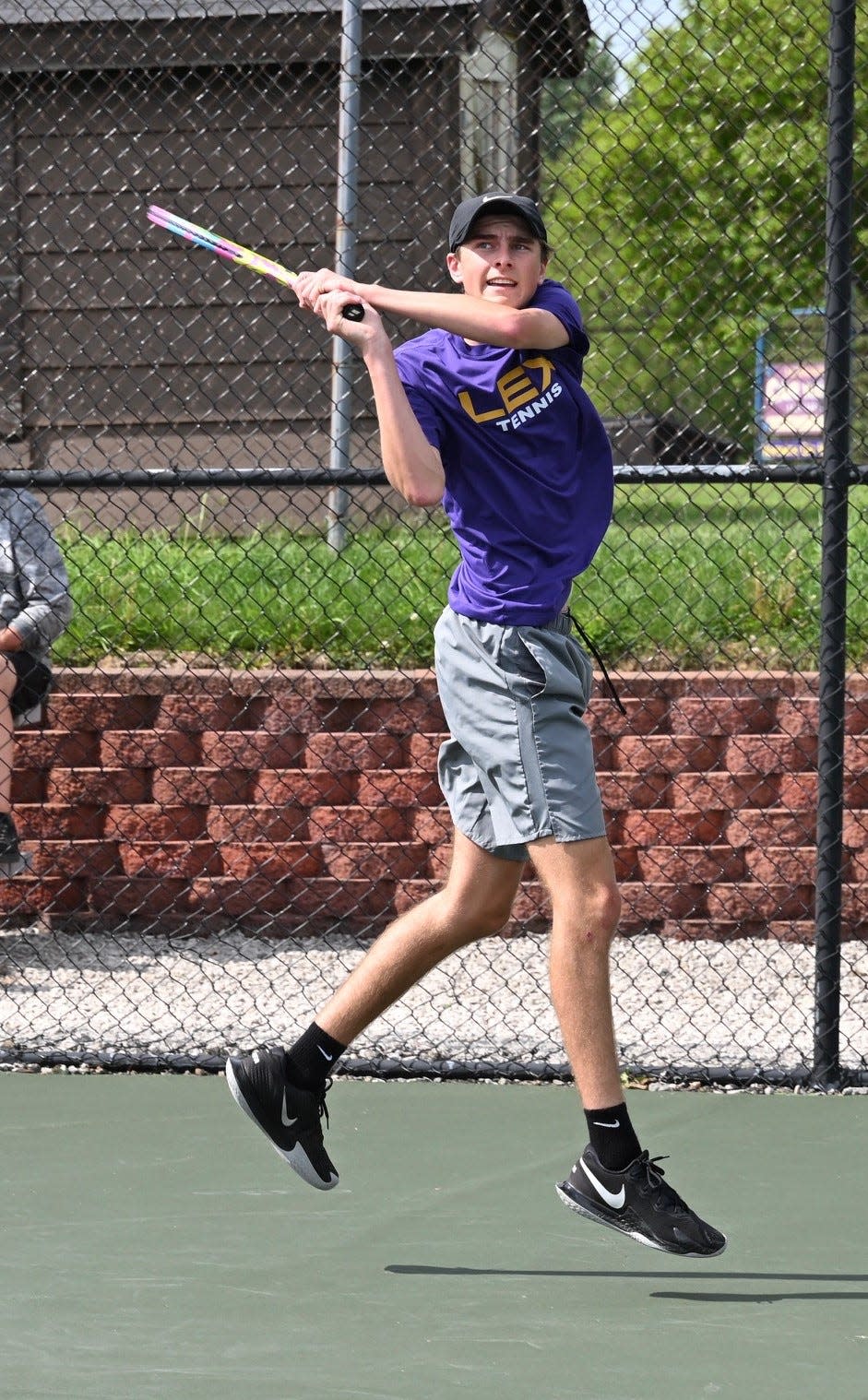 Dylan Catanese de Lexington ayudó a los Minutemen a avanzar en el torneo de tenis por equipos de la Asociación de Entrenadores de Tenis de Ohio el lunes con una victoria sobre Ottawa Hills.