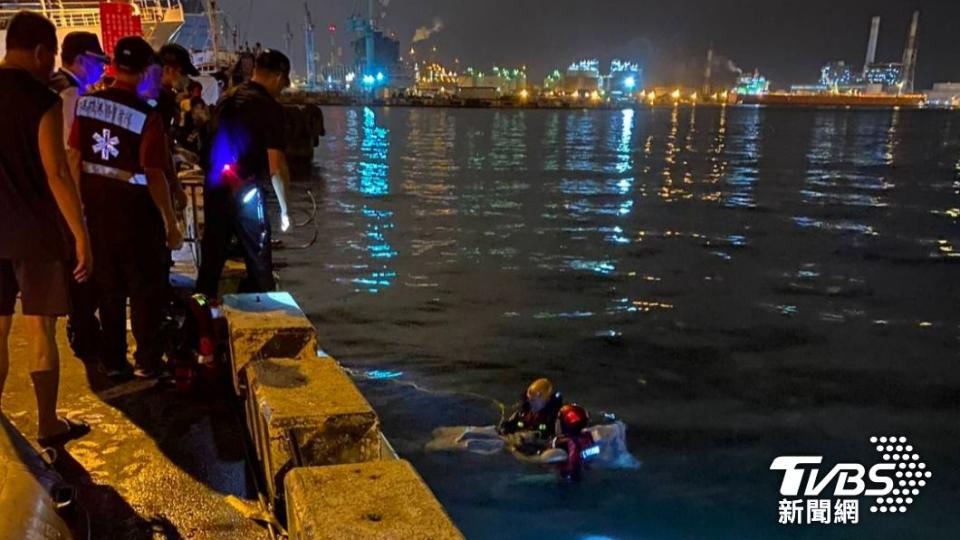 高雄市小港漁港驚傳有男子落水。（圖／TVBS）
