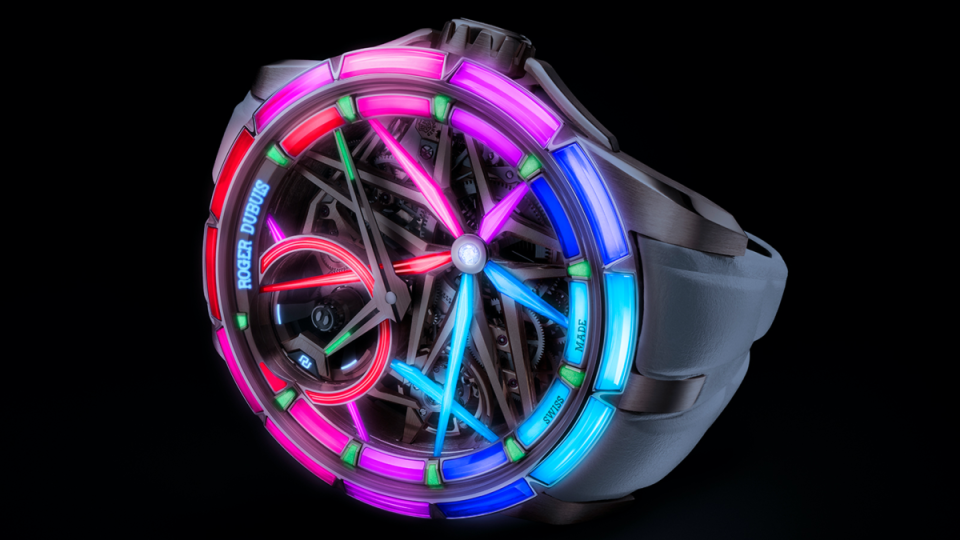 Excalibur Blacklight Spin-Stone™ Monobalancier的全彩夜光效果非常繽紛，完全展現出ROGER DUBUIS近年在夜光色彩的研發強項。