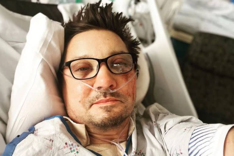 Jeremy Renner publicó su primer posteo luego del accidente que tuvo con la máquina quitanieves el domingo pasado