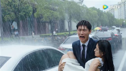  邢昭林（左）抱著梁潔在大雨中求助。（圖／WeTV提供）
