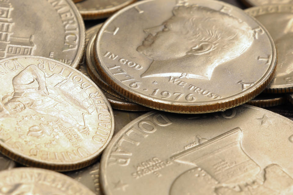 Monedas del bicentenario de los Estados Unidos de 1976, incluidas monedas de un cuarto, medio dólar y dólar de plata. Foto: Getty Images