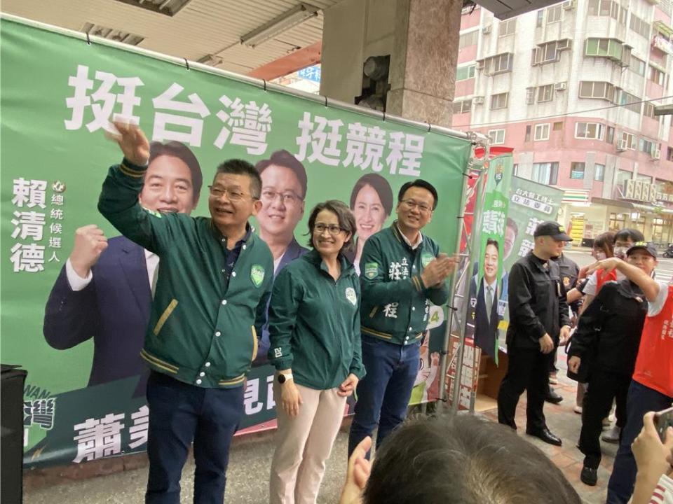 民進黨副總統參選人蕭美琴4日與爭取連任的莊競程合體掃街，並與支持者座談、合影。（馮惠宜攝）