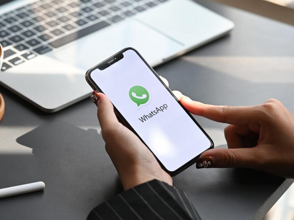 Um WhatsApp-Chatverläufe manuell auf ein neues Handy zu übertragen, ist ein Computer notwendig. Einfacher geht's über die großen Cloud-Speicher. (Bild: Mr.Whiskey/Shutterstock.com)